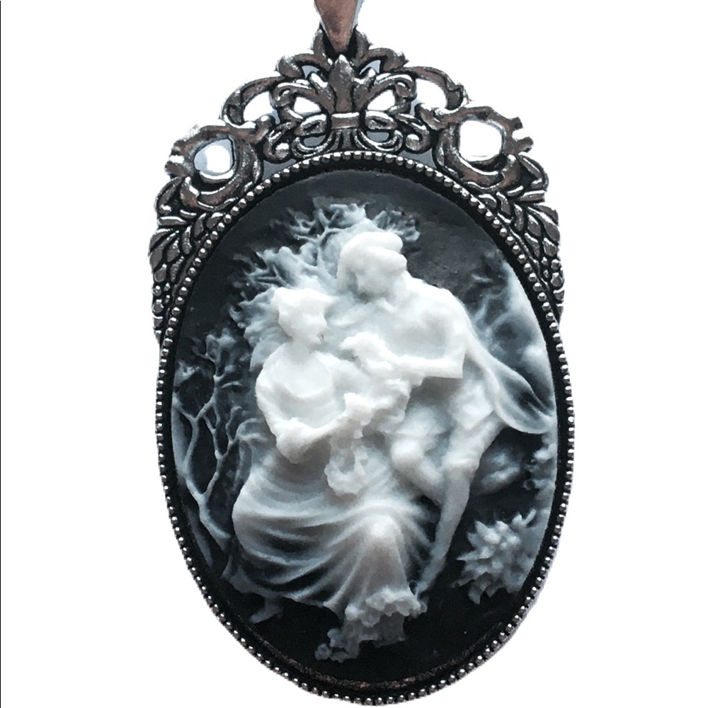Necklace | “Sweet Serenade” Cameo